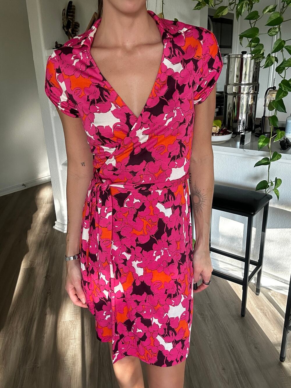 Diane Von Furstenberg 100% Silk Collared Short Sleeved Floral Wrap Dress